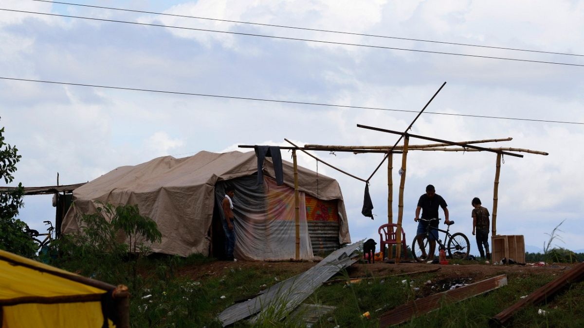 أناس يعيشون في ظروف مزرية يأخذون حيطتهم قبل أن يضرب إعصار إيوتا منطقة سان مانويل كوركيز في هندوراس. 2020/11/16