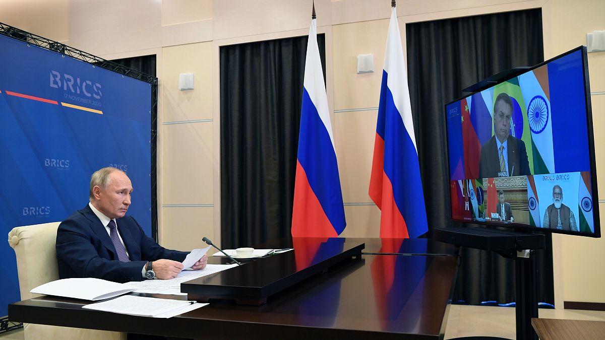 الرئيس الروسي فلاديمير بوتين شجّع خلال قمة بريكس عبر الإنترنت الدول الأعضاء على تصنيع وتوزيع اللقاحين الروسيين