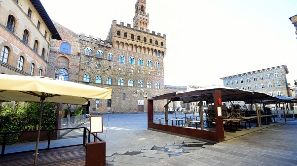 Menschenleere Piazza in Italien Menschenleere Piazza in Italien