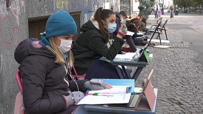 شاهد: أطفال يحتجون على إغلاق مدرستهم في تورينو الإيطالية بسبب كورونا