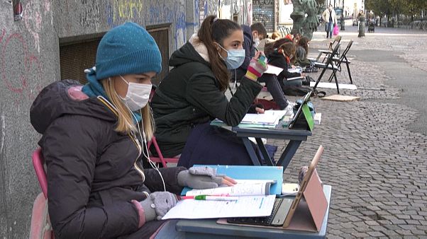 A Turin, des collégiennes manifestent pour retourner en classe A Turin, des collégiennes manifestent pour retourner en classe