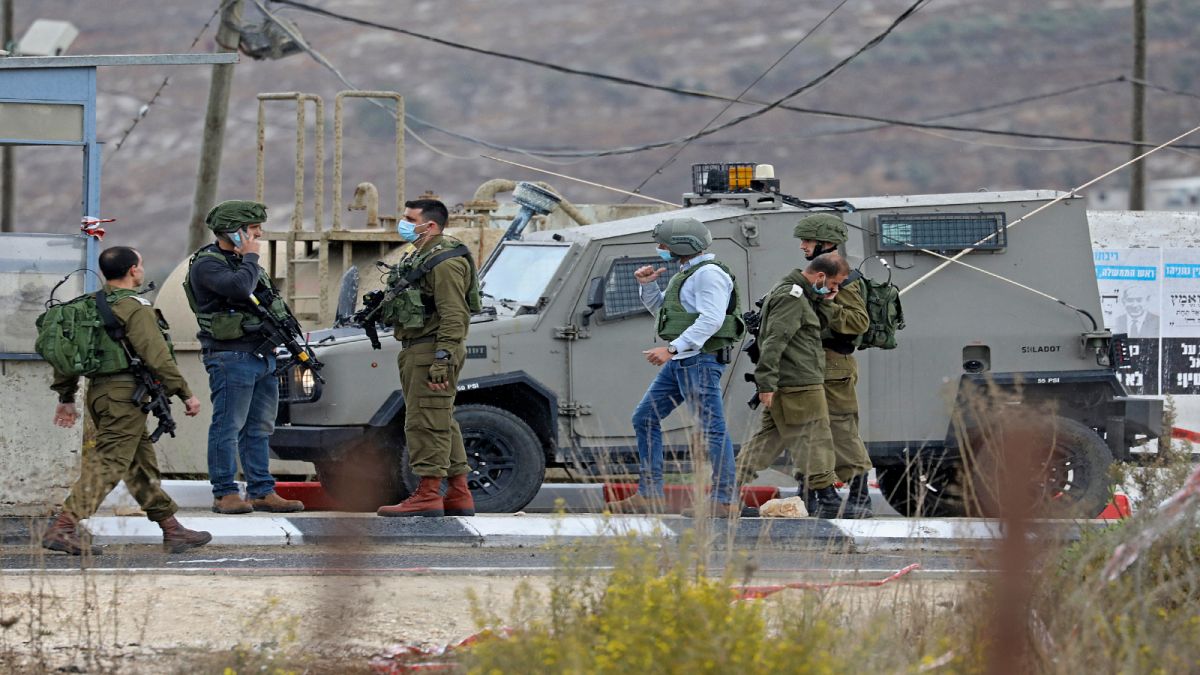 عناصر للجيش الإسرائيلي عند أحد الحواجز في الضفة الغربية المحتلة
