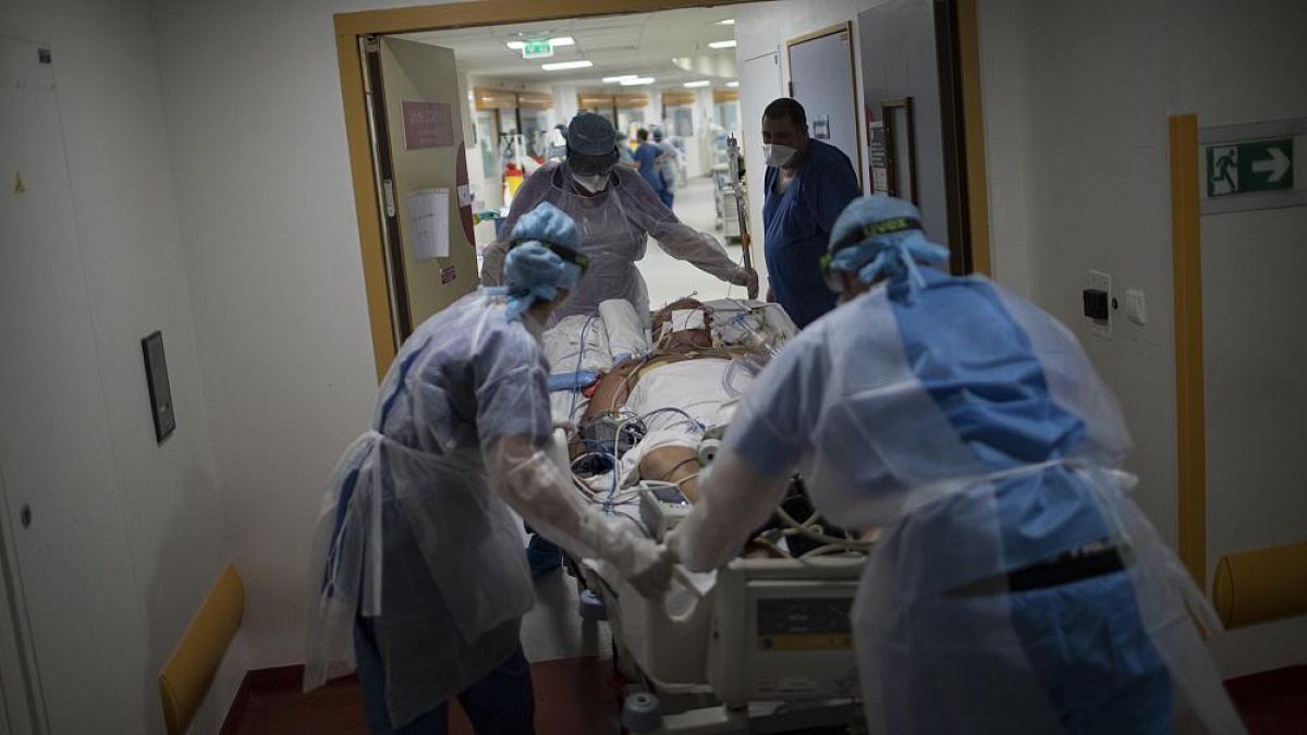 Covid-19 Patient wird in Marseilles Krankenhaus La Timone auf die Intensivstation verlegt, 12.11.2020