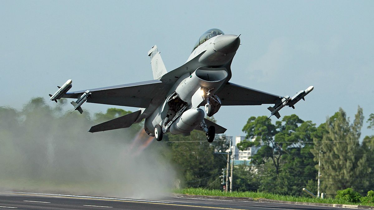 Tayvan Hava Kuvvetleri'ne ait F-16 savaş uçağı (arşiv)