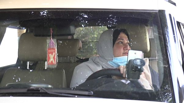 أول امرأة تعمل على سيارة أجرة في غزة أول امرأة تعمل على سيارة أجرة في غزة
