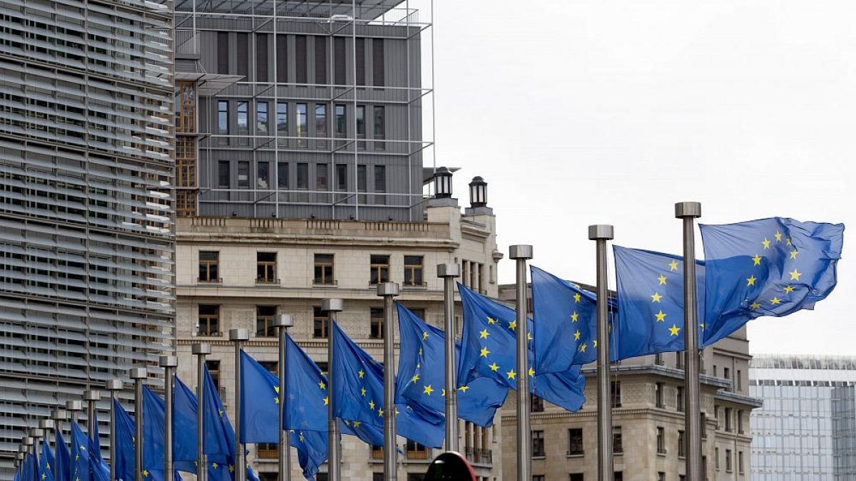 EU-Flaggen vor dem Hauptgebäude der EU in Brüssel, Belgien, 09.10.2019