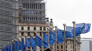 EU-Flaggen vor dem Hauptgebäude der EU in Brüssel, Belgien, 09.10.2019