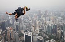Vincent Reffet durante um salto de "base jumping" em Kuala Lumpur (arquivo)