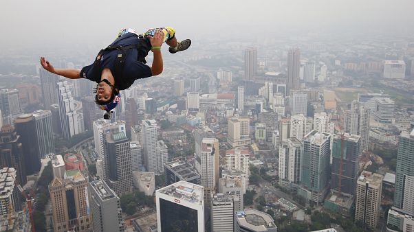 Vincent Reffet durante um salto de "base jumping" em Kuala Lumpur (arquivo) Vincent Reffet durante um salto de "base jumping" em Kuala Lumpur (arquivo)