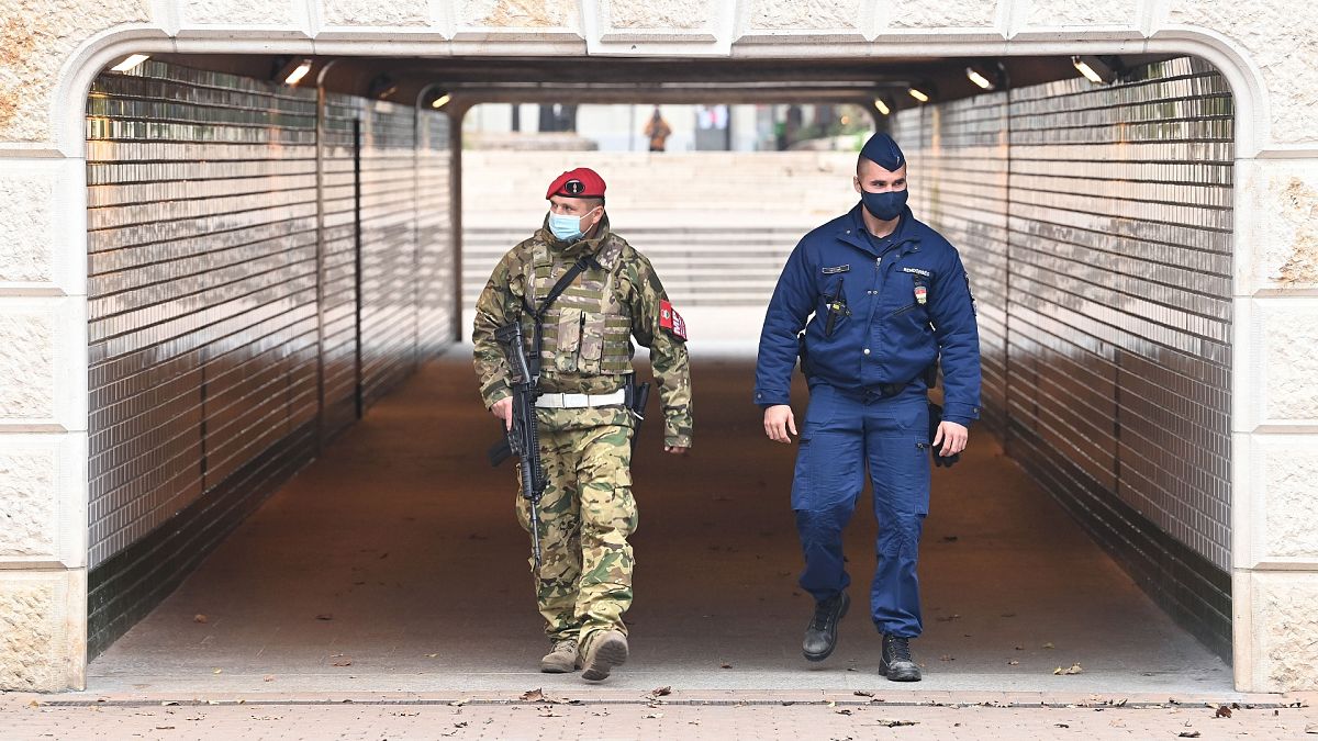 Rendőr és katona járőrözik a Jászai Mari téren 2020. november 16-án.