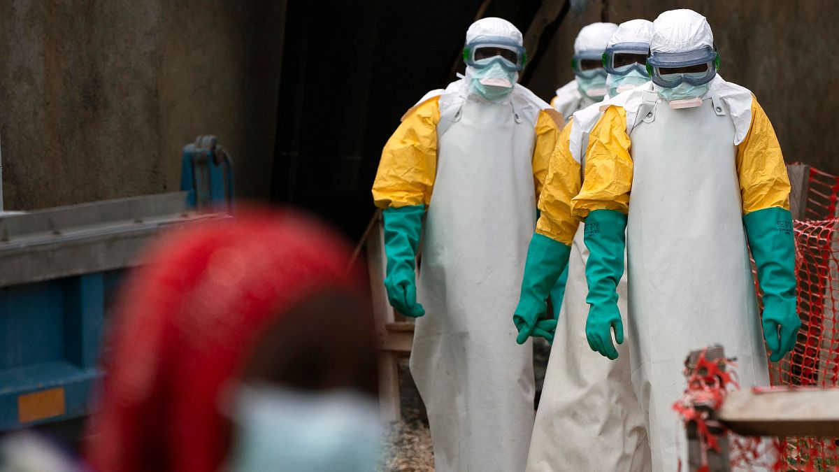 Afrika'da Ebola salgını ile mücadele eden sağlıkçılar