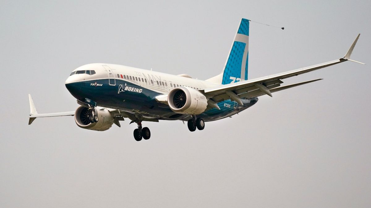 طائرة بوينغ 737 ماكس بإدارة الطيران الفيدرالية أف أي أي. 