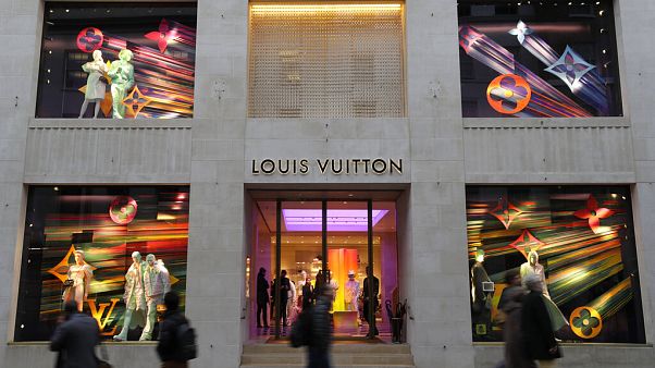 Londoni járókelők tavaly novemberben egy Louis Vuitton-butik előtt Londoni járókelők tavaly novemberben egy Louis Vuitton-butik előtt