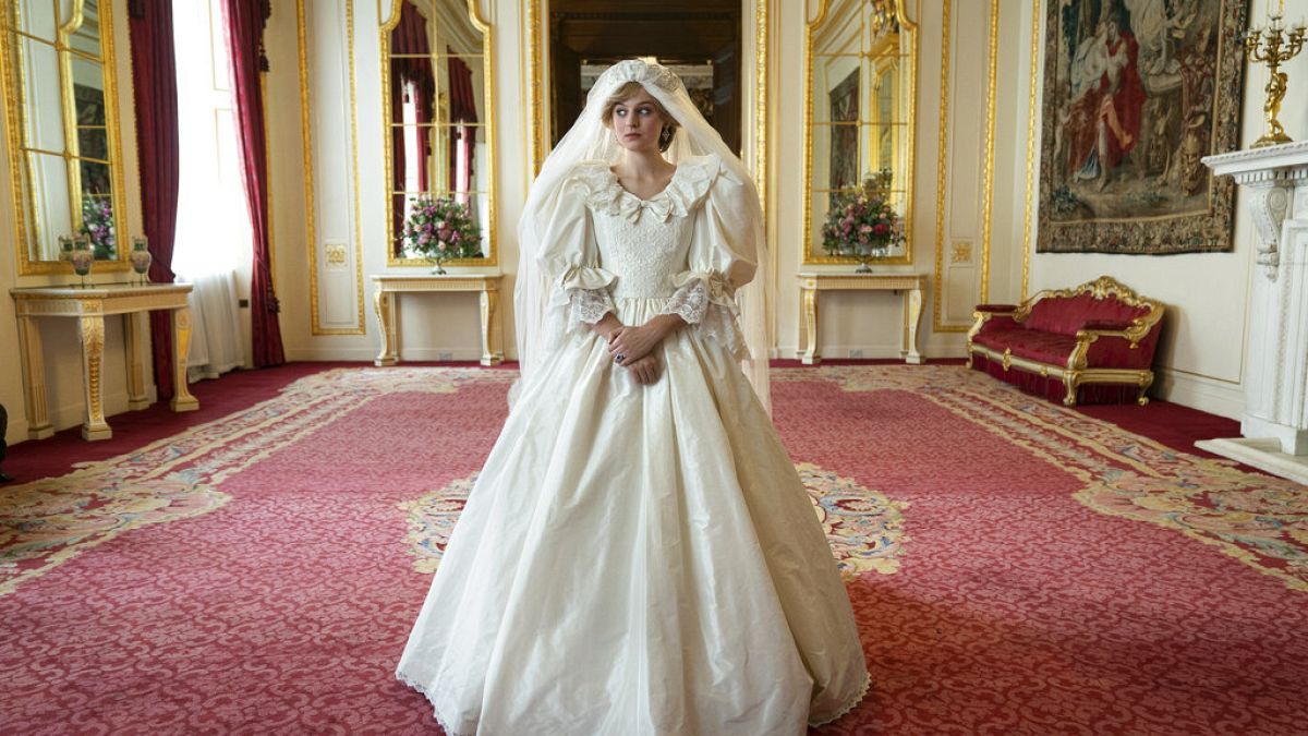 Emma Corrin játssza Diana hercegnét, akit itt esküvője napján ábrázolnak 