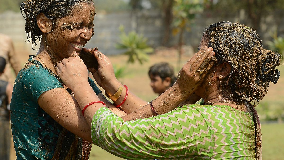 ویدیویی از جشنواره سنتی پرتاب کود گاو در هند
