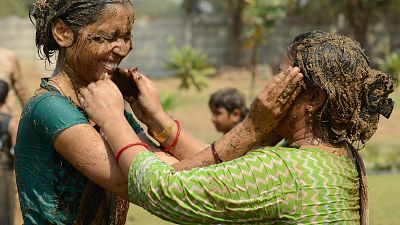 ویدیویی از جشنواره سنتی پرتاب کود گاو در هند