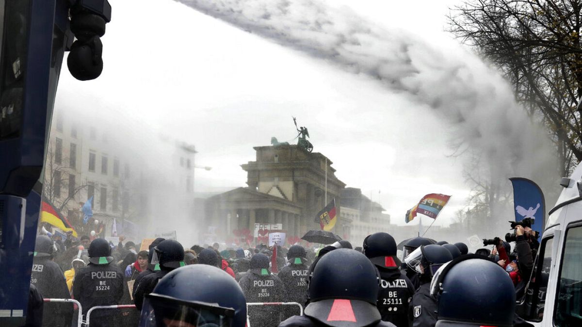 Berlino: no-mask in piazza mentre il bundestag approva la legge pro-restrizioni