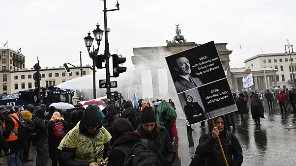 Wasserwerfer gegen Corona-Proteste Wasserwerfer gegen Corona-Proteste