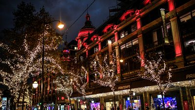 Vitrinas de Natal e ruas vazias em Paris