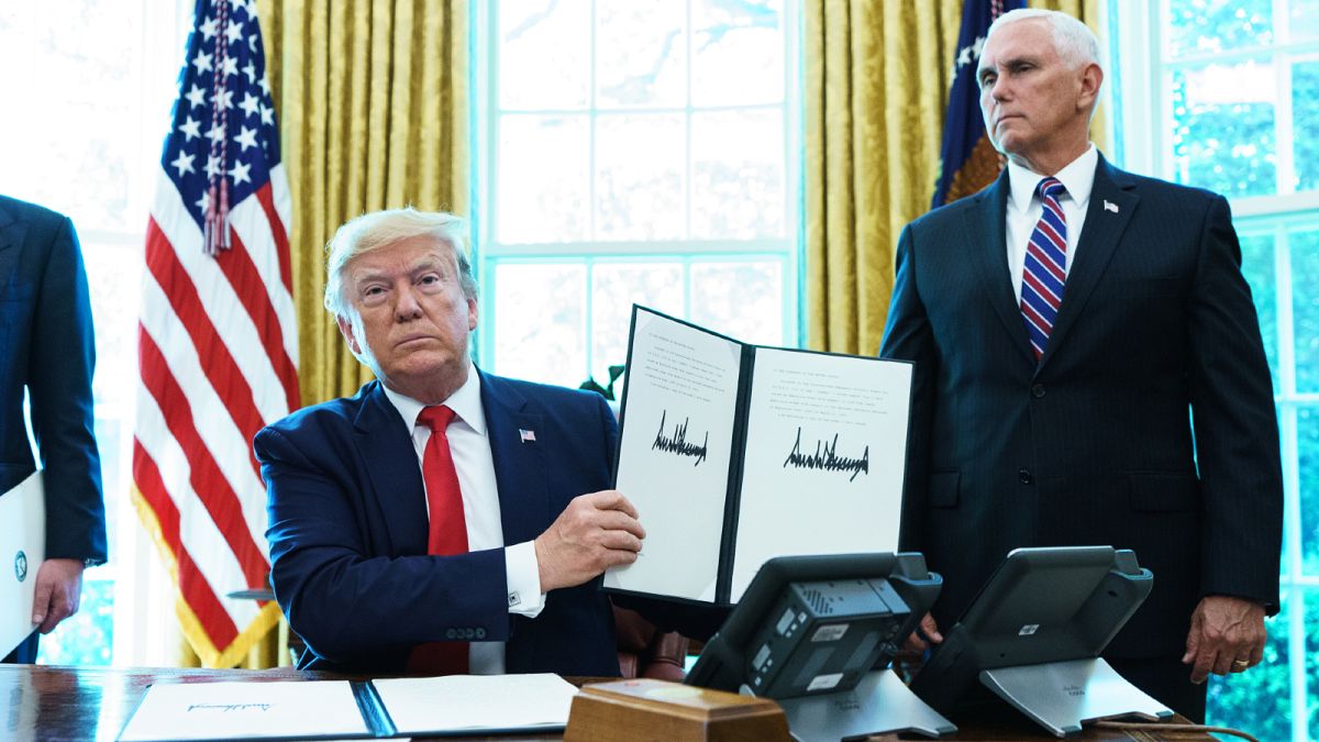 الرئيس الأمريكي دونالد ترامب يُظهر أمراً تنفيذياً بشأن العقوبات على المرشد الأعلى لإيران في المكتب البيضاوي للبيت الأبيض في 24 يونيو 2019.