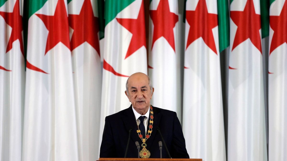 الرئيس الجزائري عبد المجيد تبون يلقي كلمة خلال حفل الافتتاح في القصر الرئاسي بالجزائر العاصمة.