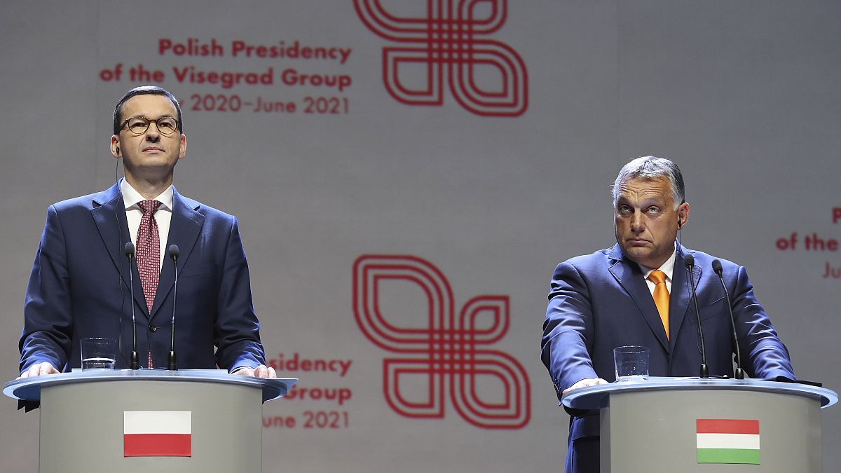 Mateusz Morawiecki (b) és Orbán Viktor (j) a Visegrádi Négyek sajtótájékoztatóján 2020. szeptember 11-én