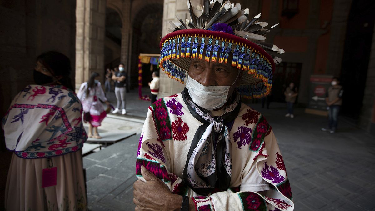 Indígena del estado de Durango el Día de los Muertos en el palacio presidencial, Ciudad de México, 31/9/2020