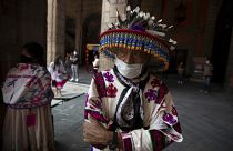 Indígena del estado de Durango el Día de los Muertos en el palacio presidencial, Ciudad de México, 31/9/2020