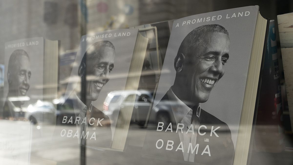 ABD'nin eski başkanı Barack Obama'nın yazdığı Promised Land (Vadedilen Ülke) isimli eser, raflardaki yerini aldı