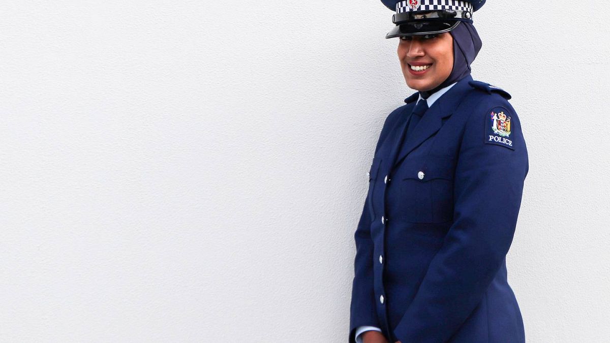 Yeni Zelanda'nın ilk Müslüman, başörtülü kadın polisi Zeyna Ali  