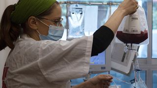 Una enfermera prepara una bolsa de sangre que contiene médula ósea para un trasplante en Israel