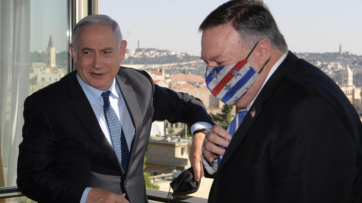 ABD Dışişleri Bakanı Mike Pompeo (sağda) ve İsrail Başbakanı Binyamin Netanyahu (solda) ile Batı Kudüs'teki Başbakanlık ofisinde bir araya geldi