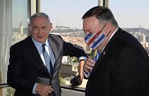 ABD Dışişleri Bakanı Mike Pompeo (sağda) ve İsrail Başbakanı Binyamin Netanyahu (solda) ile Batı Kudüs'teki Başbakanlık ofisinde bir araya geldi