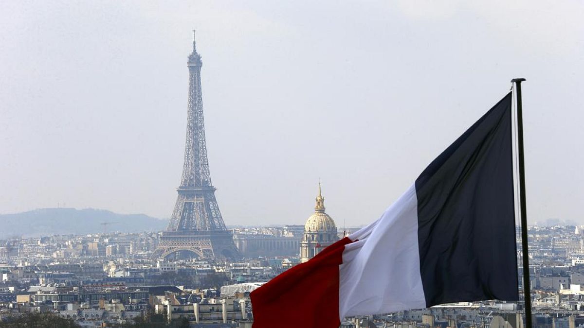 Französische Fahne über der Skyline von Paris