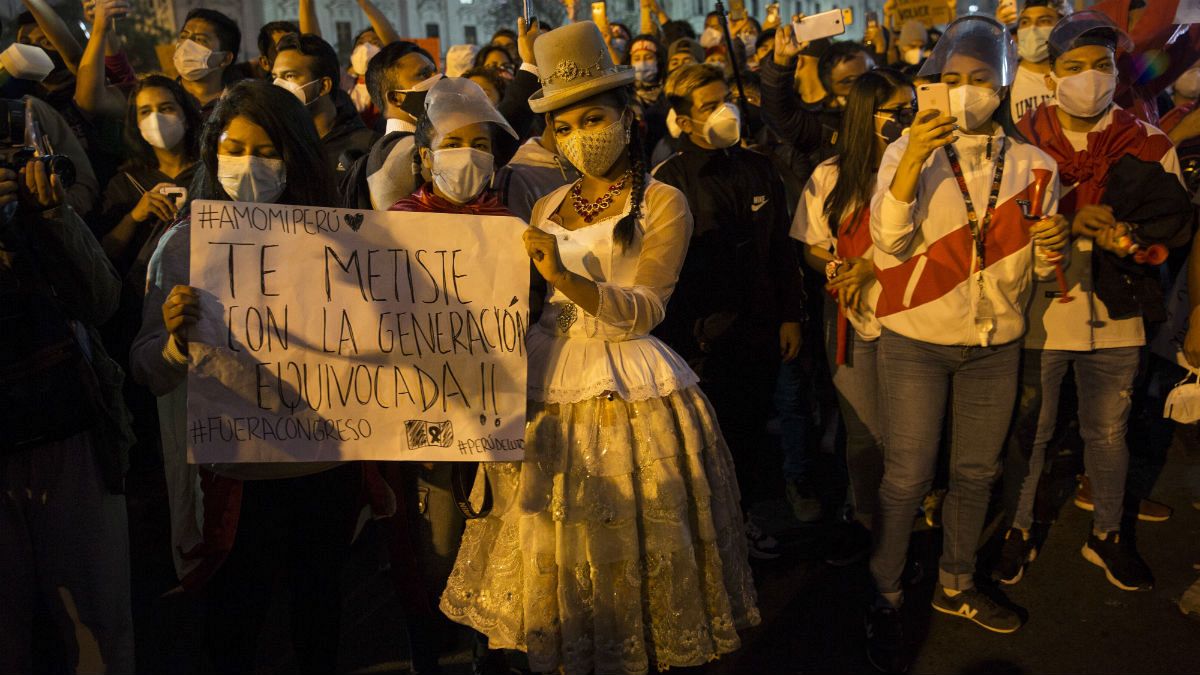 تجمع جوانان معترض پرویی پس از استعفای رئیس جمهوری این کشور
