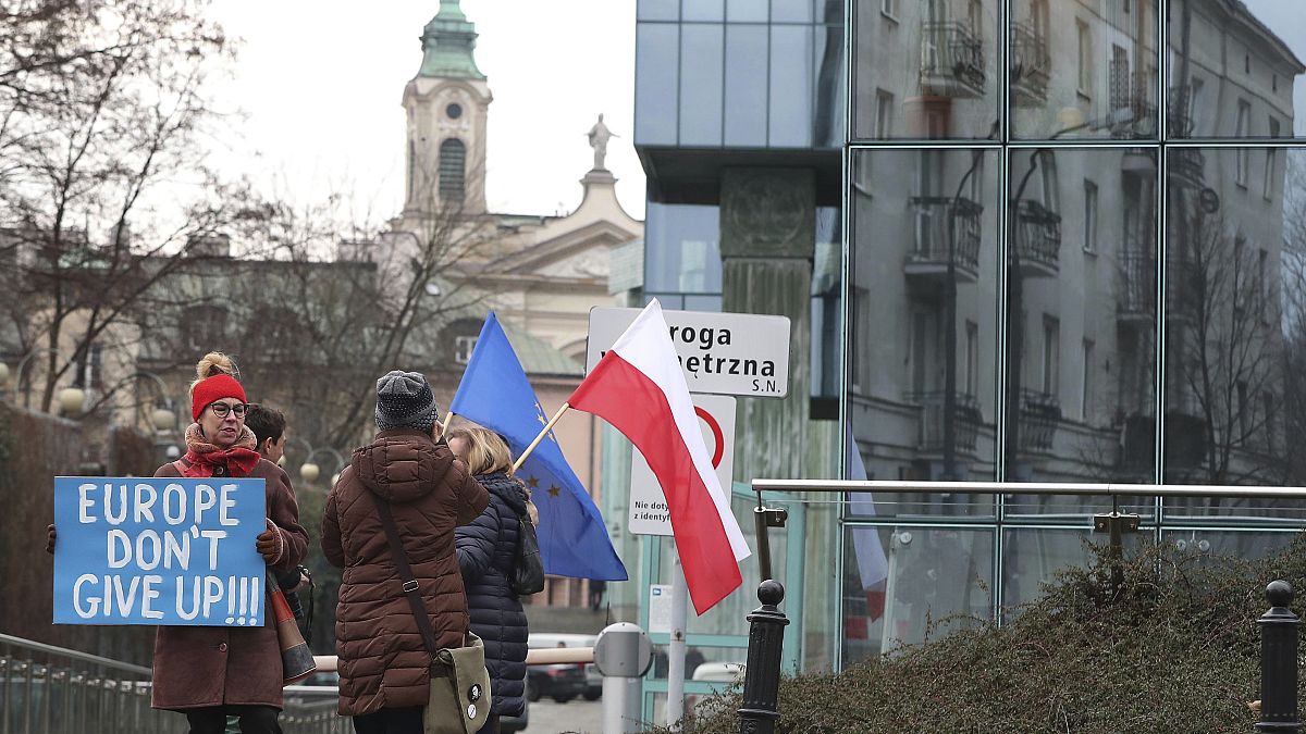  متظاهرون يحتجون ضد سيطرة الحكومة البولندية على نظام المحاكم أمام المحكمة العليا في وارسو ، بولندا.28 يناير 2020