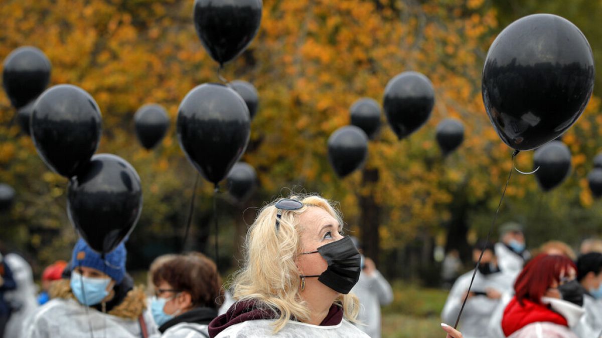 A járvány áldozatait szimbolizáló fekete léggömbök egy romániai demonstráción