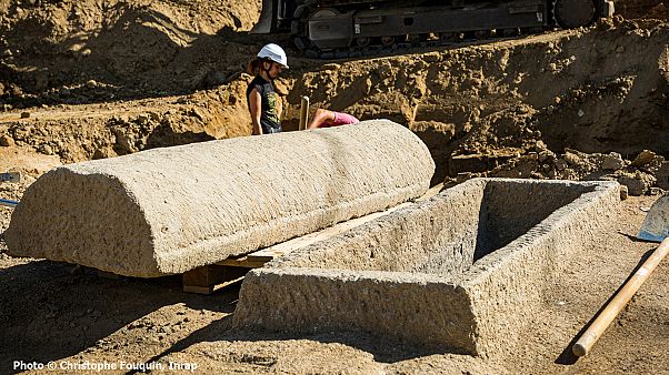 Sarcophage en pierre ouvert, le couvercle est posé à côté de la cuve Sarcophage en pierre ouvert, le couvercle est posé à côté de la cuve