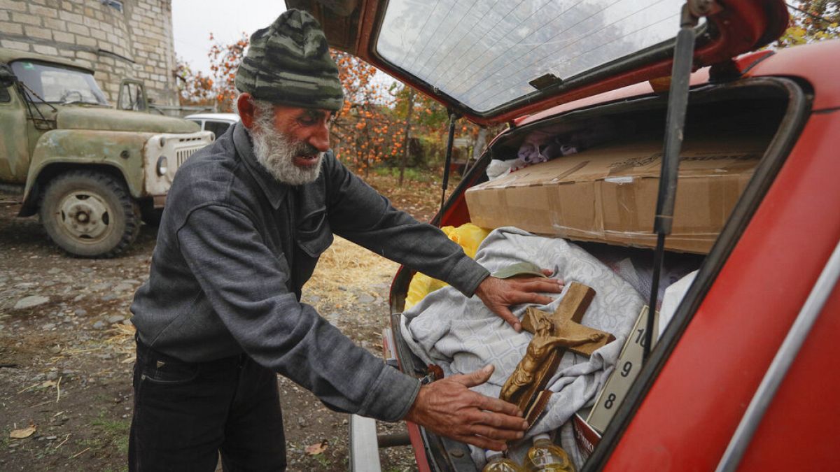 Ein armenischer Dorfbewohner in Bergkarabach belädt sein Auto