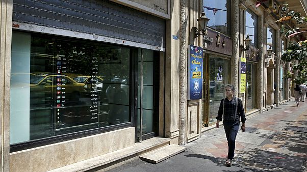 یک صرافی نیمه باز در تهران یک صرافی نیمه باز در تهران