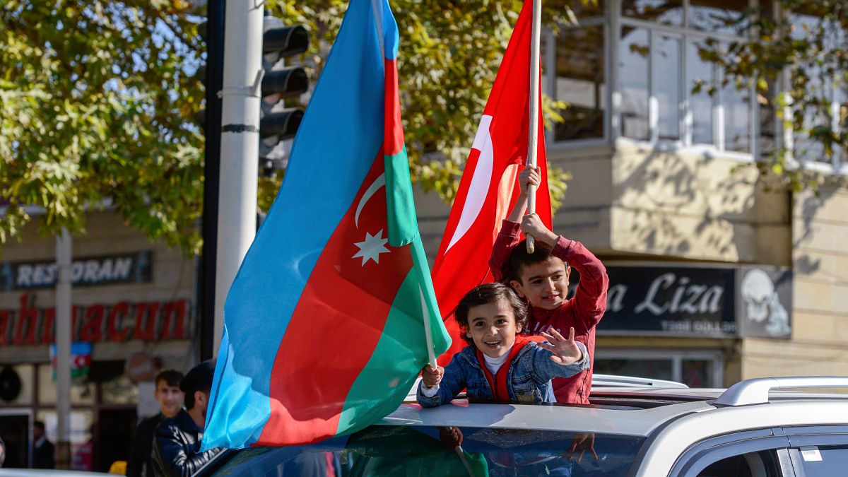 Azerbaycanlılar çatışmaların bitmesini kutluyor