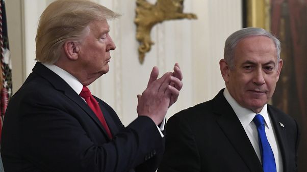 الرئيس دونالد ترامب، يصفق لرئيس الوزراء الإسرائيلي بنيامين نتنياهو في البيت الأبيض في واشنطن. الرئيس دونالد ترامب، يصفق لرئيس الوزراء الإسرائيلي بنيامين نتنياهو في البيت الأبيض في واشنطن.
