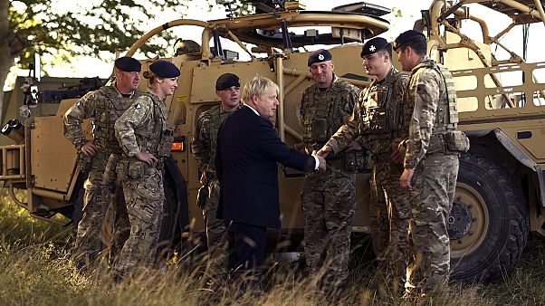 Archivaufnahme: Johnson mit Armeeangehörigen Archivaufnahme: Johnson mit Armeeangehörigen