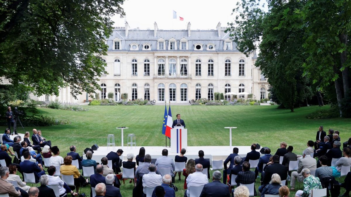 الرئيس الفرنسي إيمانويل ماكر��ن يلقي خطابا عن المناخ من قصر الإليزيه في باريس، فرنسا.