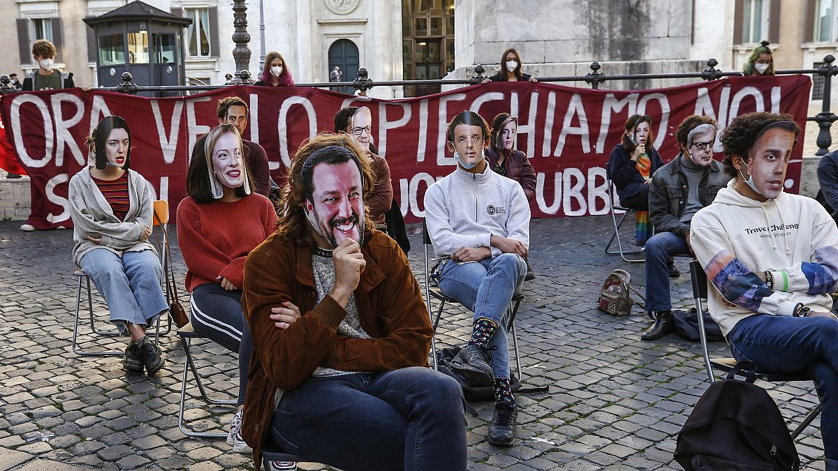 Участники демонстрации школьников и студентов в Риме 17 ноября 2020