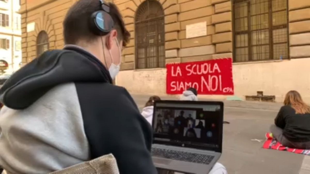 Schülerprotest in Rom: "Lasst uns rein!"