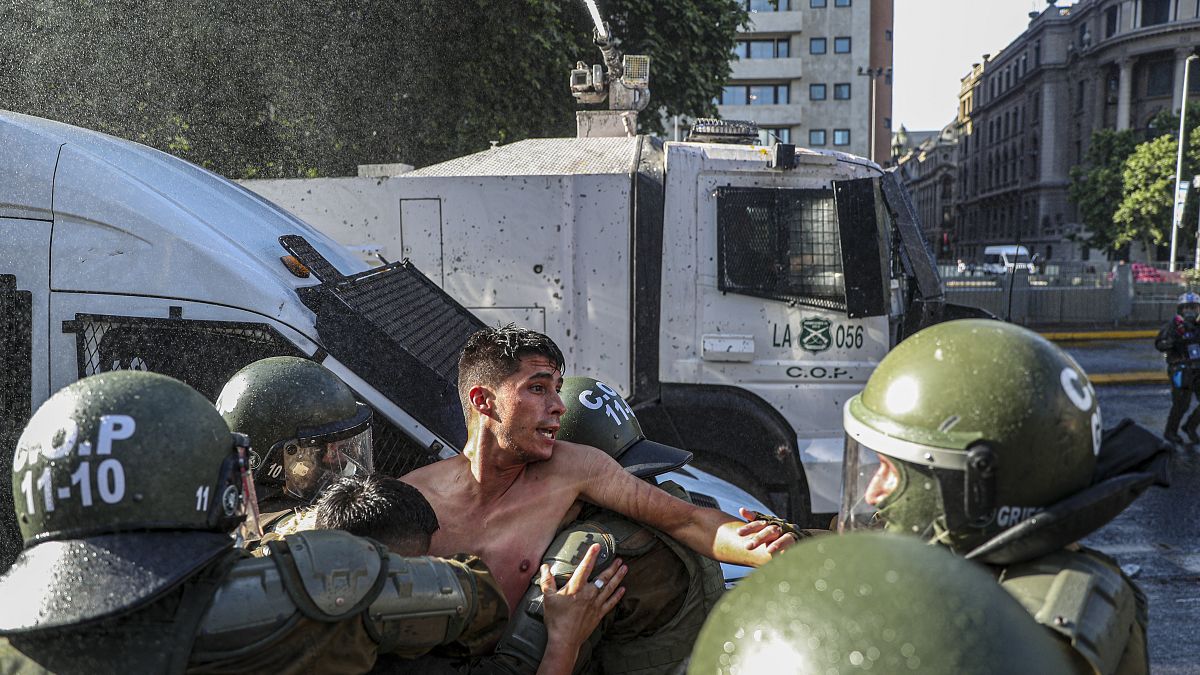 Un joven es detenido durante la protesta de este jueves en Santiago de Chile
