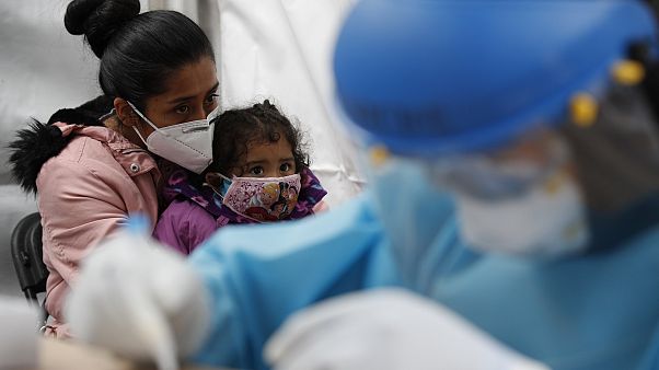 Una madre y su hija se someten al test rápido del coronavirus en uno de los módulos sanitarios instalados en Ciudad de México Una madre y su hija se someten al test rápido del coronavirus en uno de los módulos sanitarios instalados en Ciudad de México