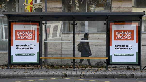 A kijárási tilalomról tájékoztató plakát egy debreceni buszmegállóban 2020. november 19-én. A kijárási tilalomról tájékoztató plakát egy debreceni buszmegállóban 2020. november 19-én.