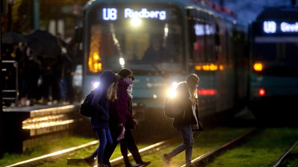 Fußgänger überqueren Straßenbahnschienen in Frankfurt/Main, 19.11.2020 Fußgänger überqueren Straßenbahnschienen in Frankfurt/Main, 19.11.2020